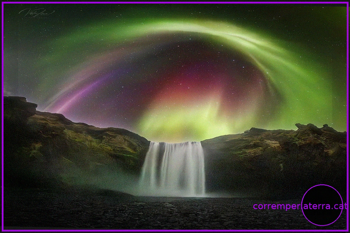 Aurora Colorida sobre una Cascada Islandesa